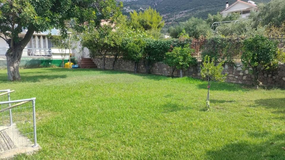 Garten mit Hügelblick nach der Pflege